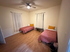 3 habitaciones, escritorio y tabla de planchar con plancha 