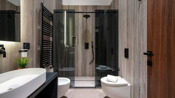 Douche, sèche-cheveux, serviettes fournies