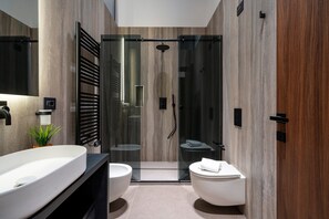 Douche, sèche-cheveux, serviettes fournies