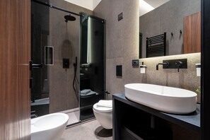 Een douche, een haardroger, handdoeken