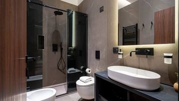 Douche, sèche-cheveux, serviettes fournies