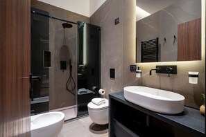 Douche, sèche-cheveux, serviettes fournies