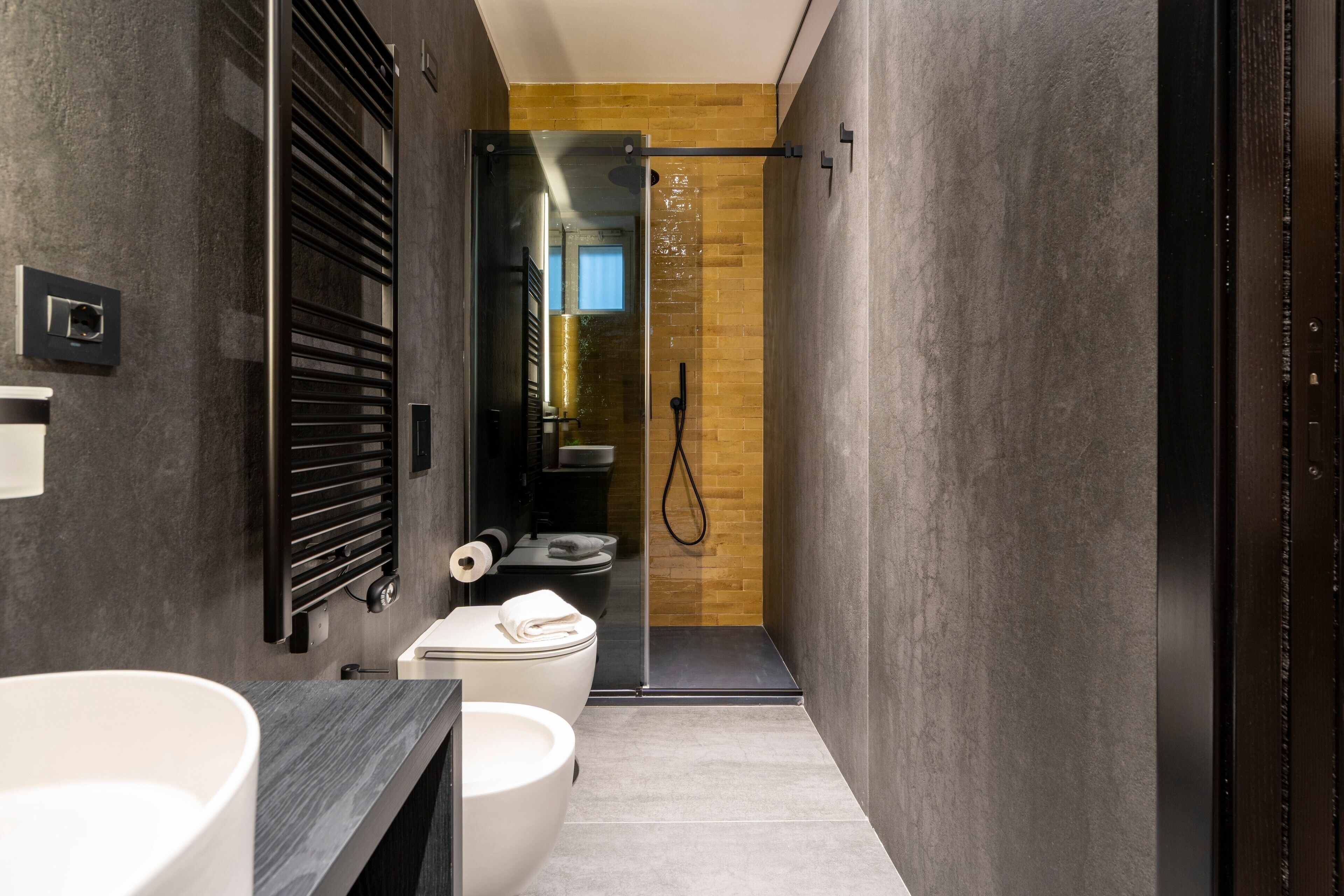 Douche, sèche-cheveux, serviettes fournies