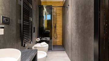 Douche, sèche-cheveux, serviettes fournies