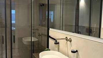 Douche, sèche-cheveux, serviettes fournies