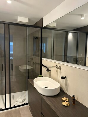 Shower, hair dryer, towels - Apartment 'Luxury Room' with Sea View, Wi-Fi and Air Conditioning (Bari)