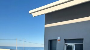 Un edificio moderno con tetto piatto, una porta e una finestra.