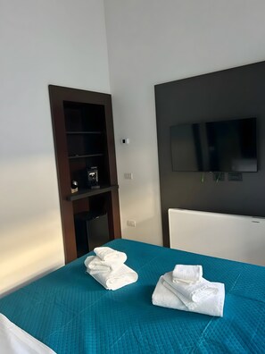 1 bedroom, free WiFi, bed sheets - Apartment 'Luxury Room' with Sea View, Wi-Fi and Air Conditioning (Bari)
