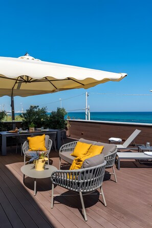Outdoor dining - Apartment 'Luxury Terrazza' with Sea View, Wi-Fi and Air Conditioning (Bari)