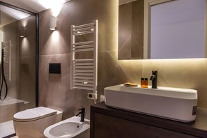 Shower, hair dryer, towels - Apartment 'Luxury Terrazza' with Sea View, Wi-Fi and Air Conditioning (Bari)