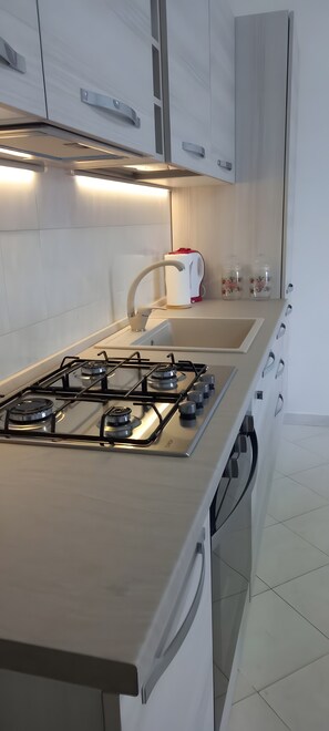 Frigorifero, forno, piano cottura, bollitore elettrico