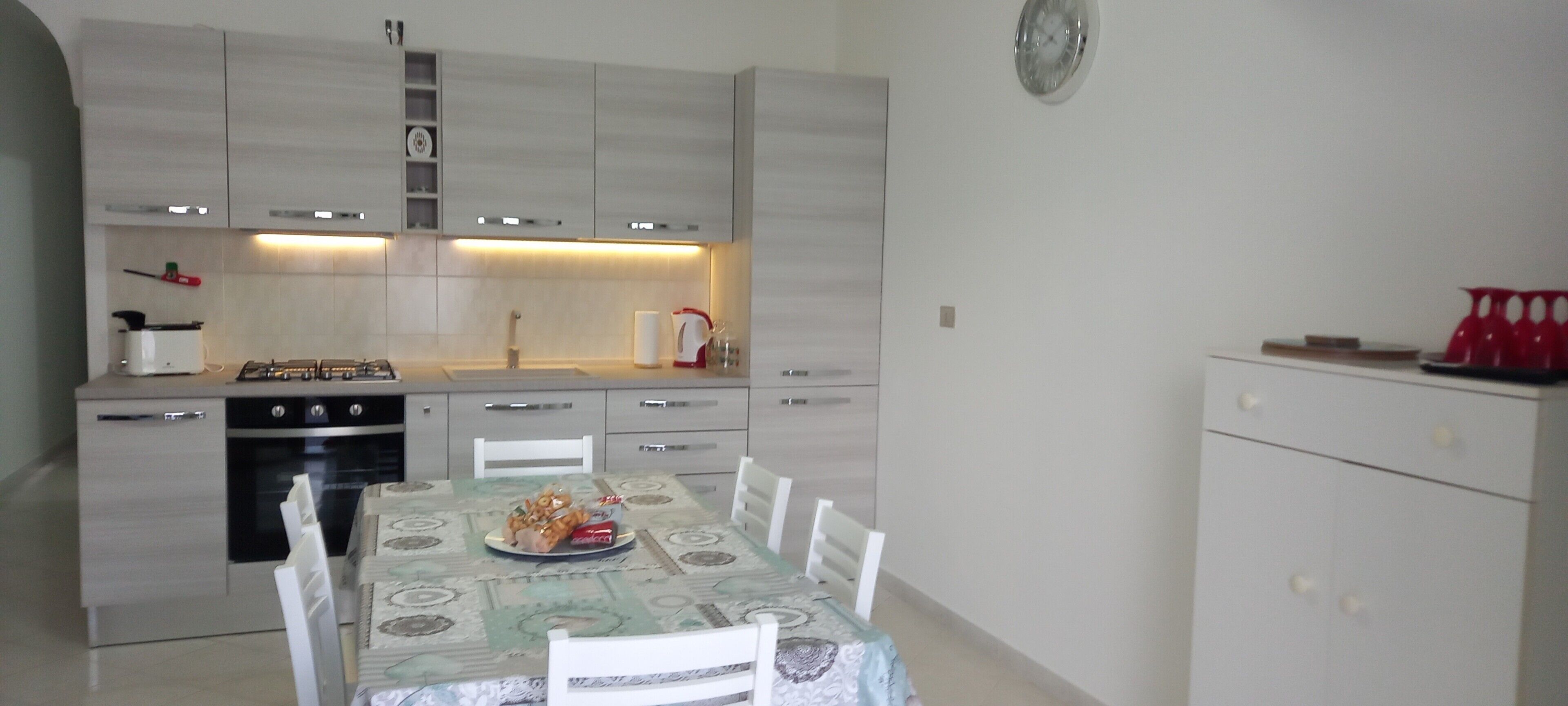 Fridge, oven, stovetop, electric kettle