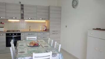 Fridge, oven, stovetop, electric kettle