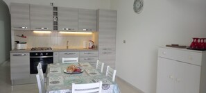 Fridge, oven, stovetop, electric kettle - Holiday Home 'Appartamento Paradiso' with Sea View, Wi-Fi and Air Conditioning (Torre Pali)