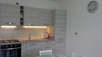 Kühlschrank, Ofen, Herdplatte, Wasserkocher