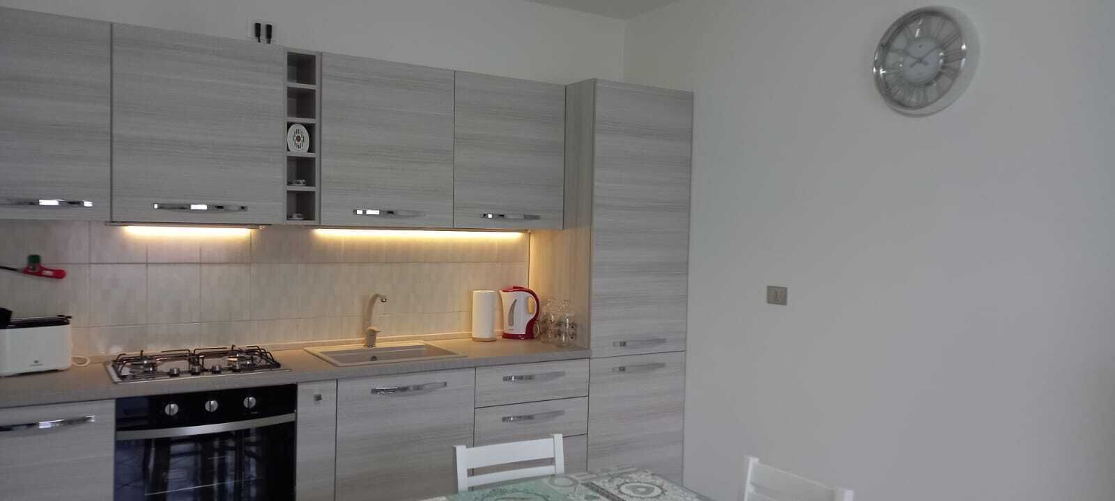 Kühlschrank, Ofen, Herdplatte, Wasserkocher