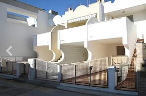 Property grounds - Holiday Home 'Appartamento Paradiso' with Sea View, Wi-Fi and Air Conditioning (Torre Pali)