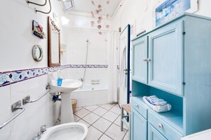 Shower, hair dryer, towels - Apartment 'Casa Fiammetta' with Sea View, Private Terrace and Air Conditioning (Santa Maria di Leuca)