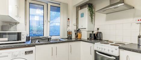 Kylskåp, mikrovågsugn, ugn och spishäll