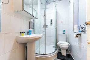 Douche, sèche-cheveux, serviettes fournies