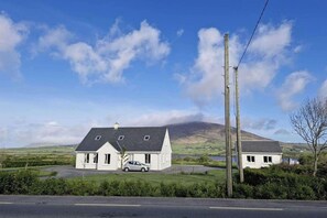 Exterior - Villa Daffodil - Sleeps 2 & Stunning Seaside Views (Cahersiveen)