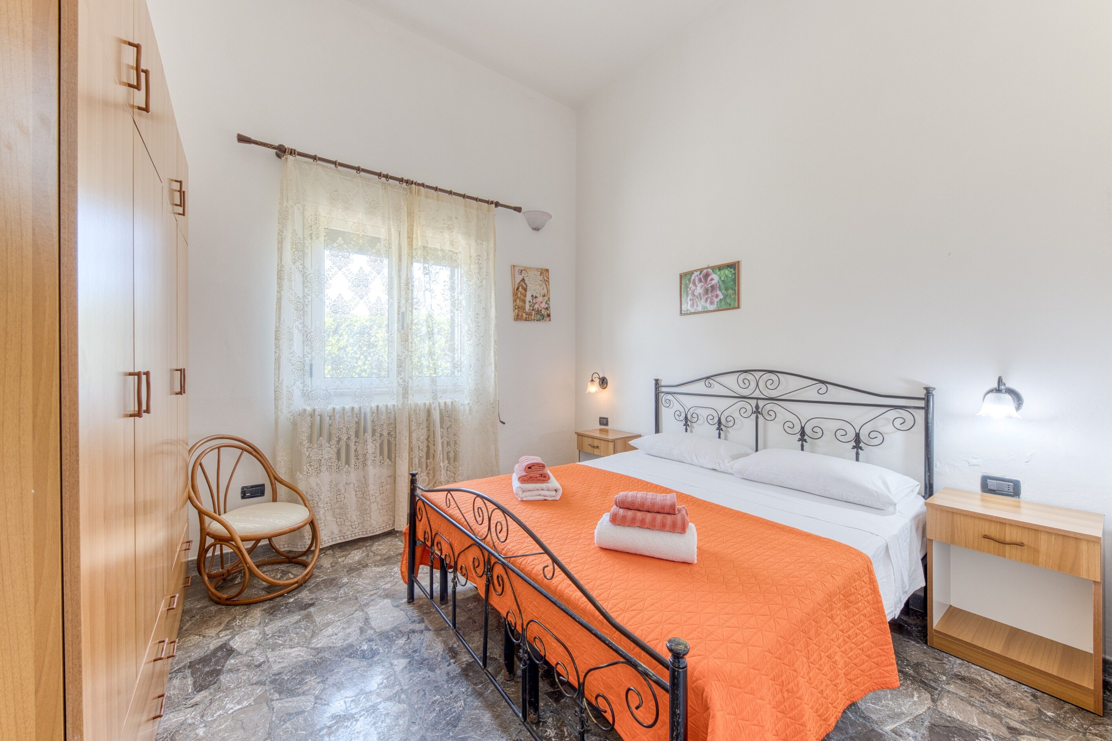 3 bedrooms, iron/ironing board, bed sheets