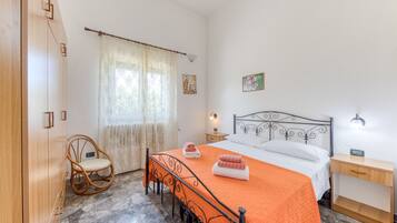 3 bedrooms, iron/ironing board, bed sheets