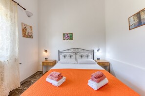 3 habitaciones, tabla de planchar con plancha y ropa de cama 