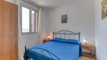 2 slaapkamers, een strijkplank/strijkijzer, beddengoed