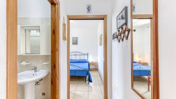 2 sovrum, strykjärn/strykbräda och sängkläder