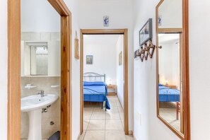 2 soverom, strykejern/-brett og sengetøy