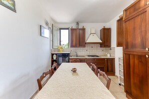 Kjøleskap, ovn, kokeplater og kaffetrakter/tekoker