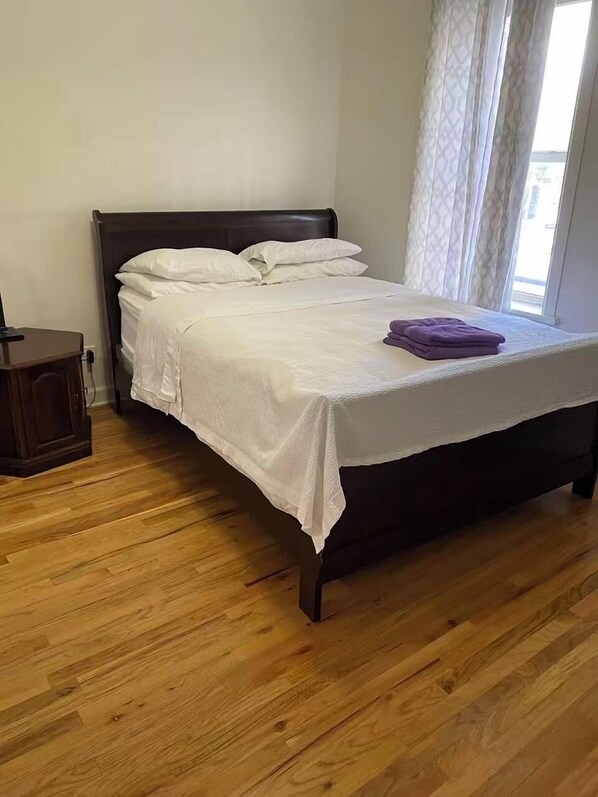 3 bedrooms, iron/ironing board, WiFi, bed sheets