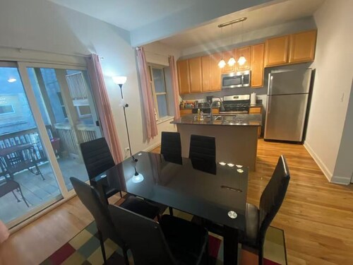 Bright Vintage U of C Center Condo with WiFi, AC in enjoyable Chicago