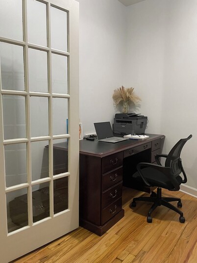 Bright Vintage U of C Center Condo with WiFi, AC in enjoyable Chicago