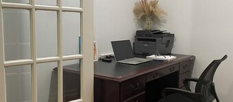 Bright Vintage U of C Center Condo with WiFi, AC in enjoyable Chicago