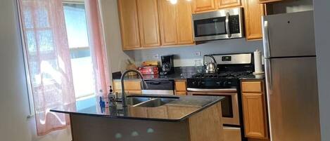 Een microgolfoven, een oven, een kookplaat, een vaatwasser