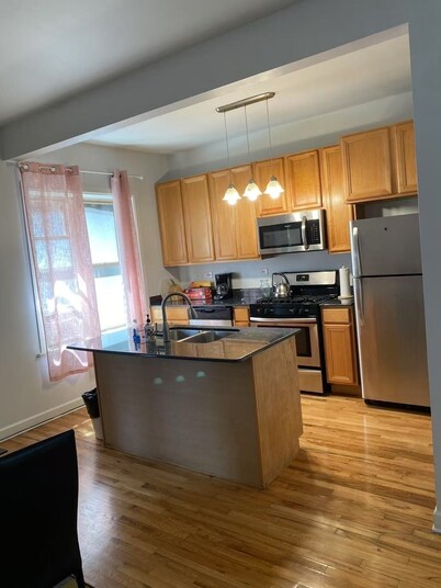Bright Vintage U of C Center Condo with WiFi, AC in enjoyable Chicago