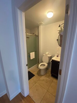 Une salle de bain équipée de toilettes, d’un lavabo et d’une douche.