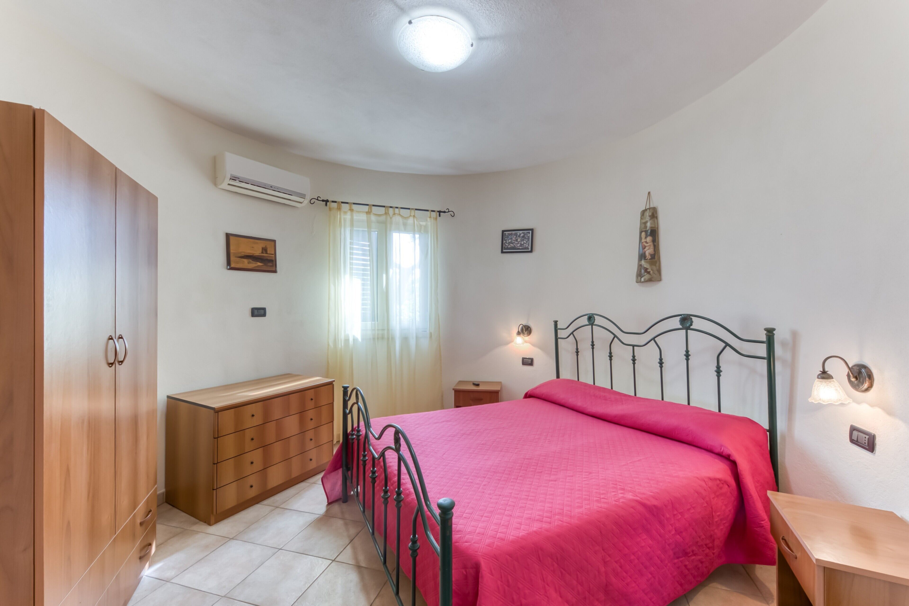 2 habitaciones, tabla de planchar con plancha y ropa de cama 