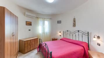 2 habitaciones, tabla de planchar con plancha y ropa de cama