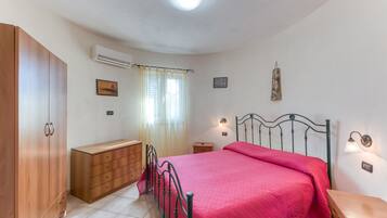 2 slaapkamers, een strijkplank/strijkijzer, beddengoed