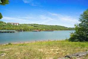 Vista para o lago com um edifício e estruturas de cais.