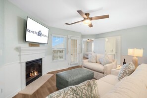 Smart TV, fireplace - Community Outdoor Pool-Mini Golf-Table Rock Lake Access-Premium Condo-Free Daily Tickets! (Kimberling City)