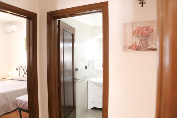 Iron/ironing board, internet, bed sheets