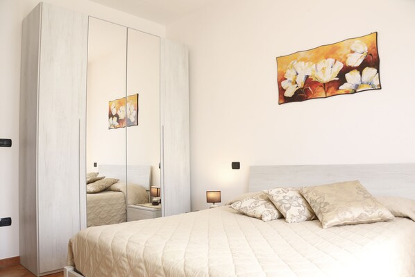 Tabla de planchar con plancha, internet y ropa de cama 