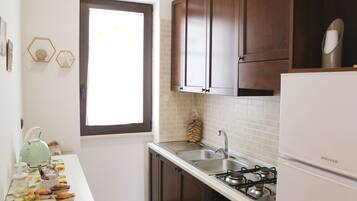 Een koelkast, een oven, een koffiezetapparaat/waterkoker