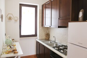 Fridge, oven, coffee/tea maker, cookware/dishes/utensils