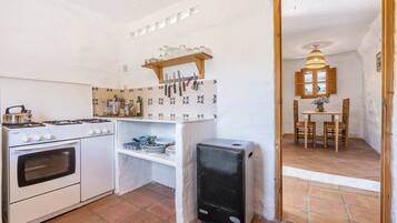 Fridge, oven, stovetop, coffee/tea maker
