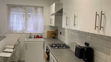 Kylskåp, mikrovågsugn, ugn och spishäll